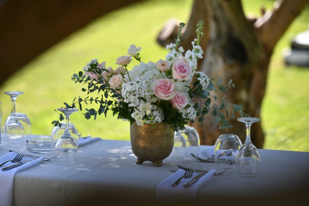 Wedding floral centerpiece with pink roses | Esthesis Events