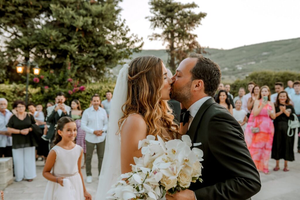 Marie and Theodore kissing at the end of the wedding ceremony | Esthesis Events