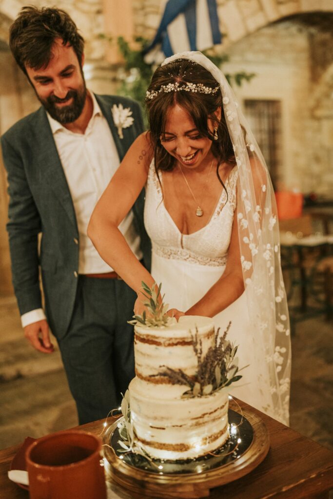Jodie and Michael cutting the wedding cake. | Esthesis Events Jodie and Michael cutting the wedding cake. | Esthesis Events